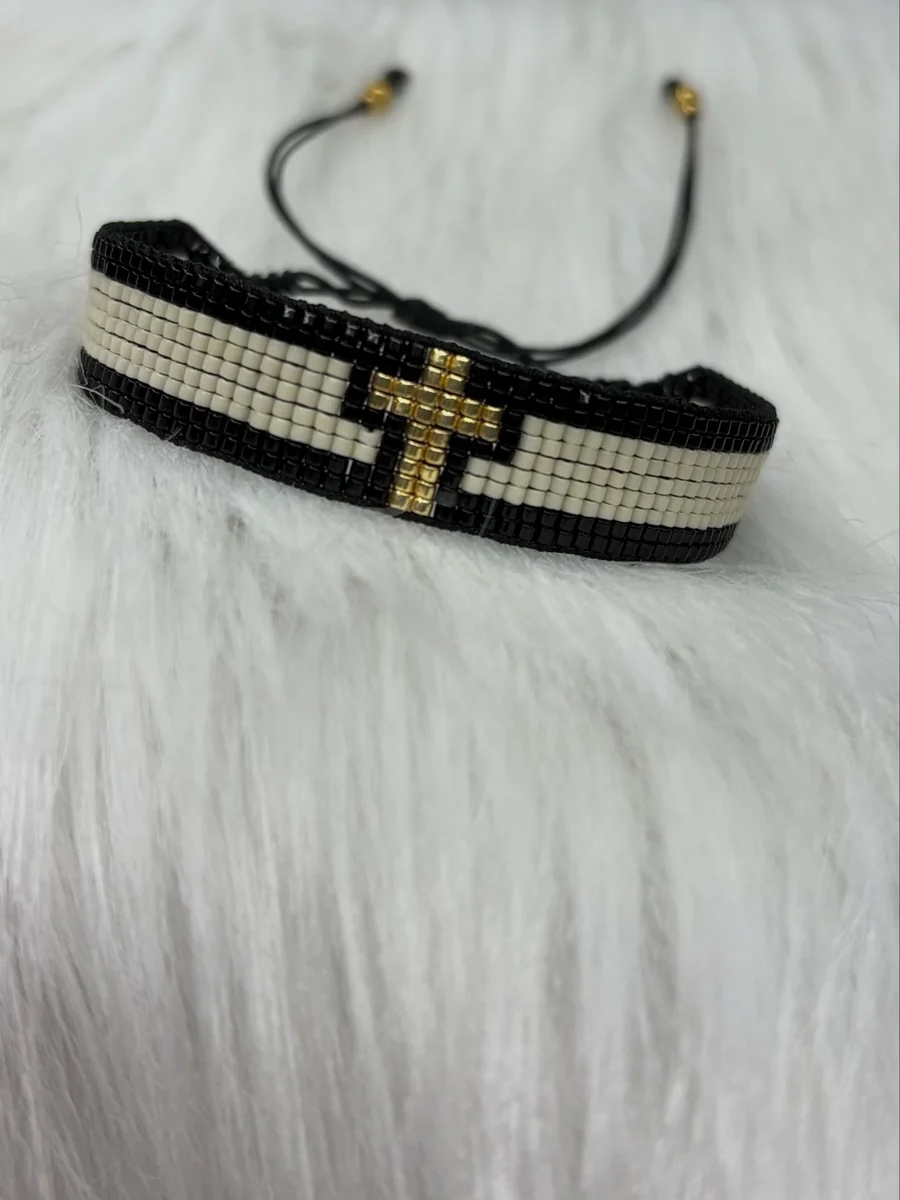 Pulsera Telar Cruz Dorada Bicolor - Accesorio artesanal hecho a mano en Colombia por Bunu Shop